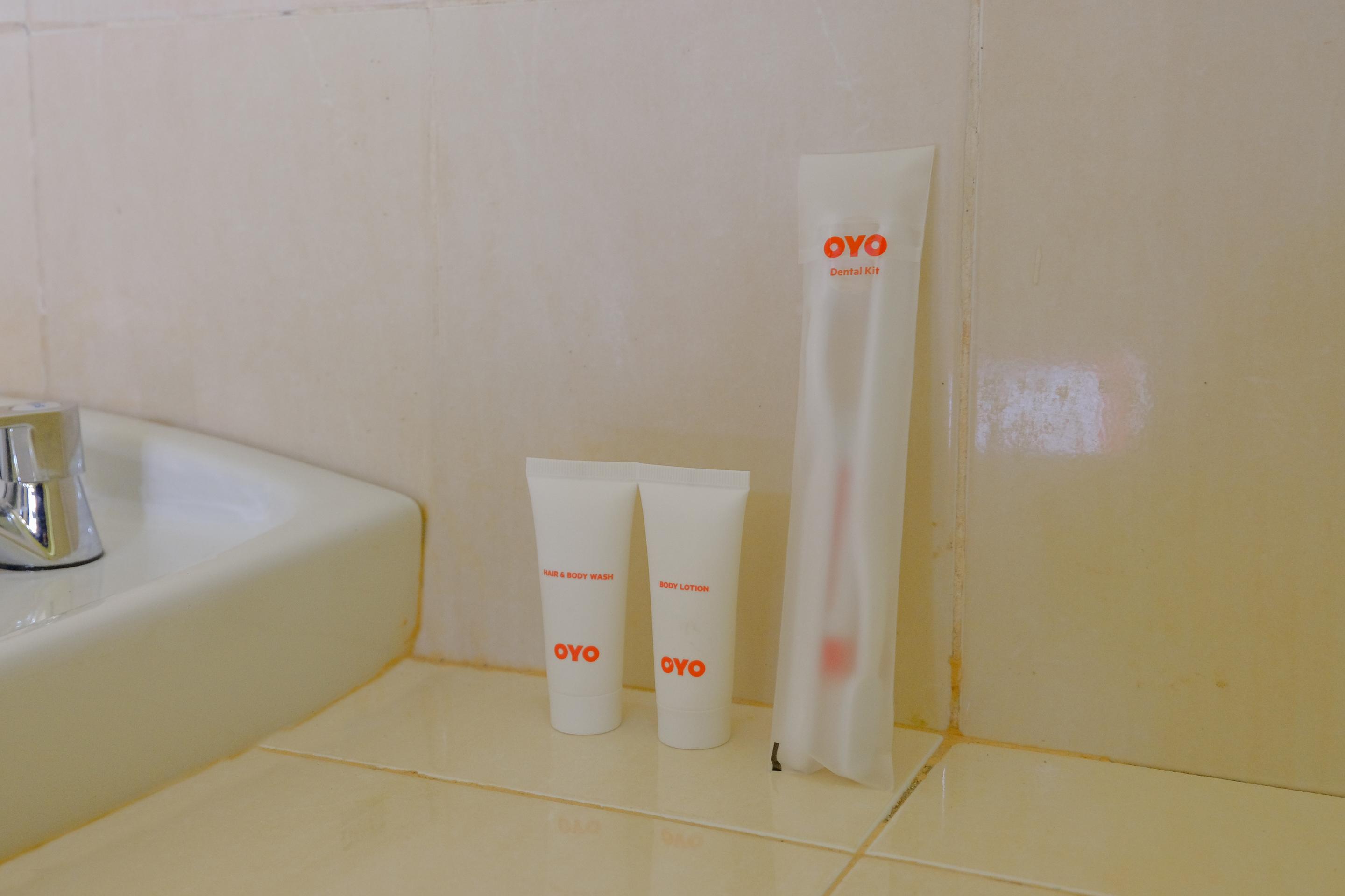 Oyo 1784 Hj. Aniek Residence ماديون المظهر الخارجي الصورة