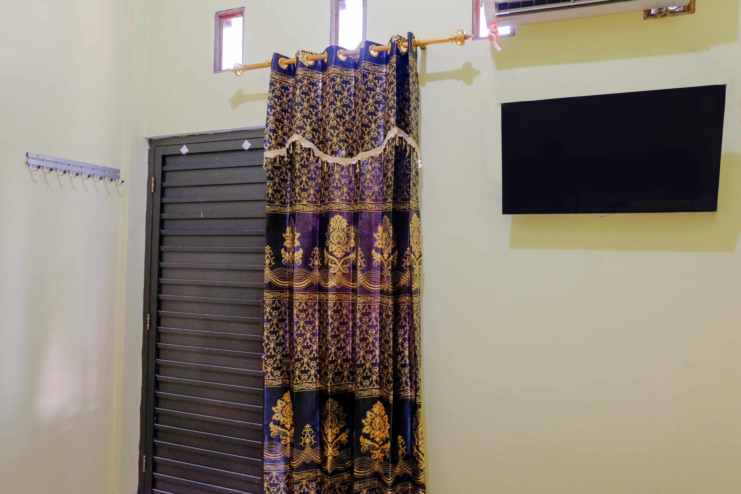 Oyo 1784 Hj. Aniek Residence ماديون المظهر الخارجي الصورة