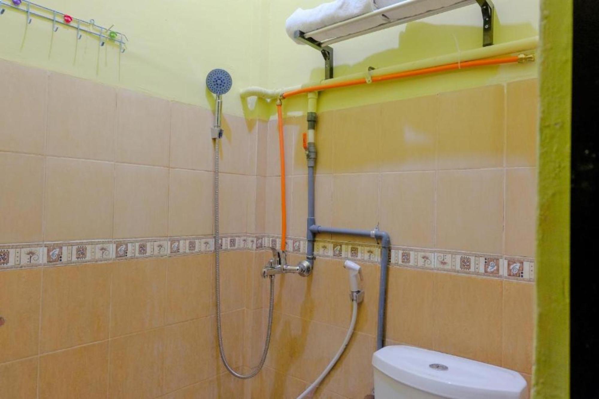 Oyo 1784 Hj. Aniek Residence ماديون المظهر الخارجي الصورة