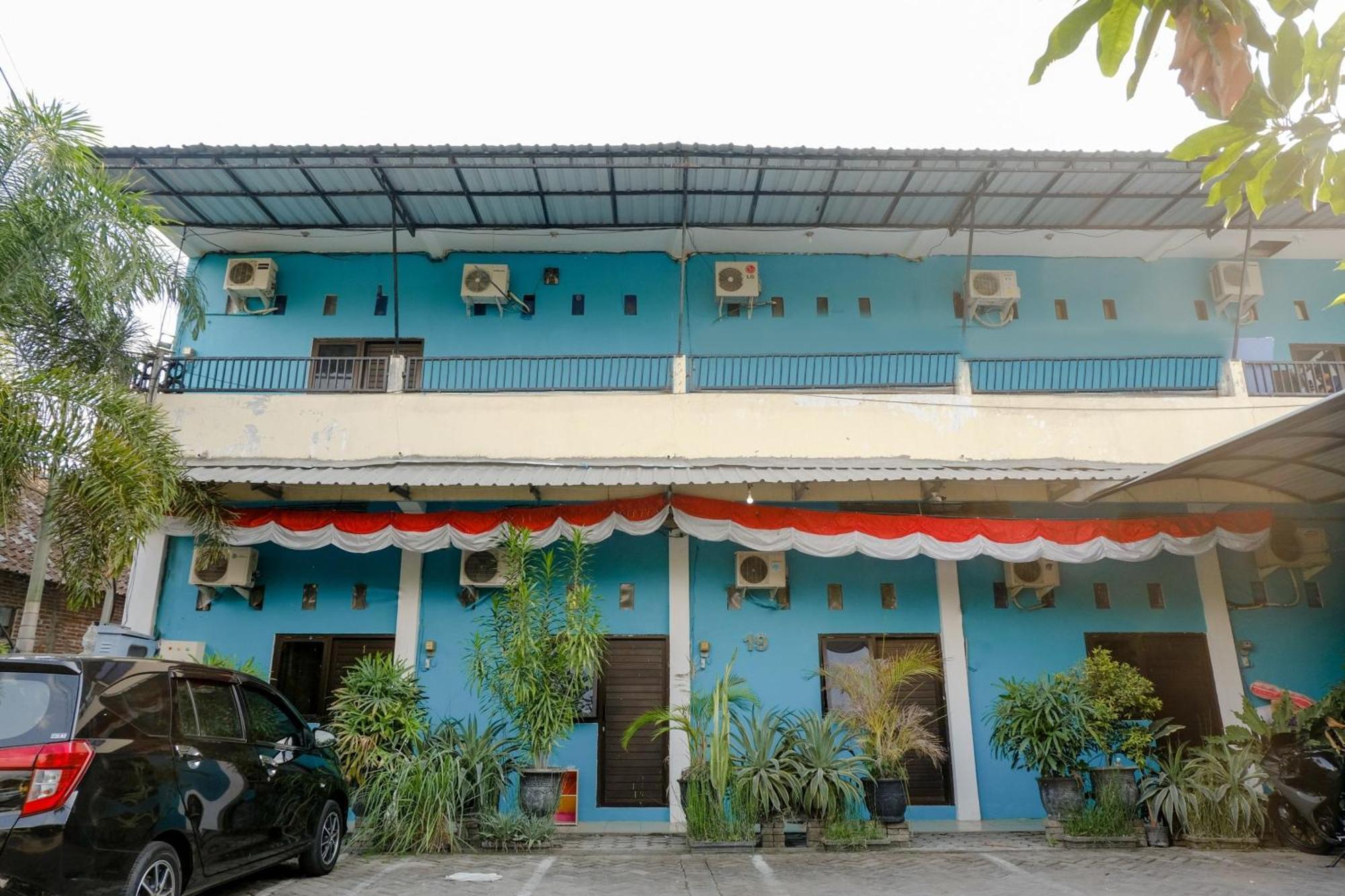 Oyo 1784 Hj. Aniek Residence ماديون المظهر الخارجي الصورة