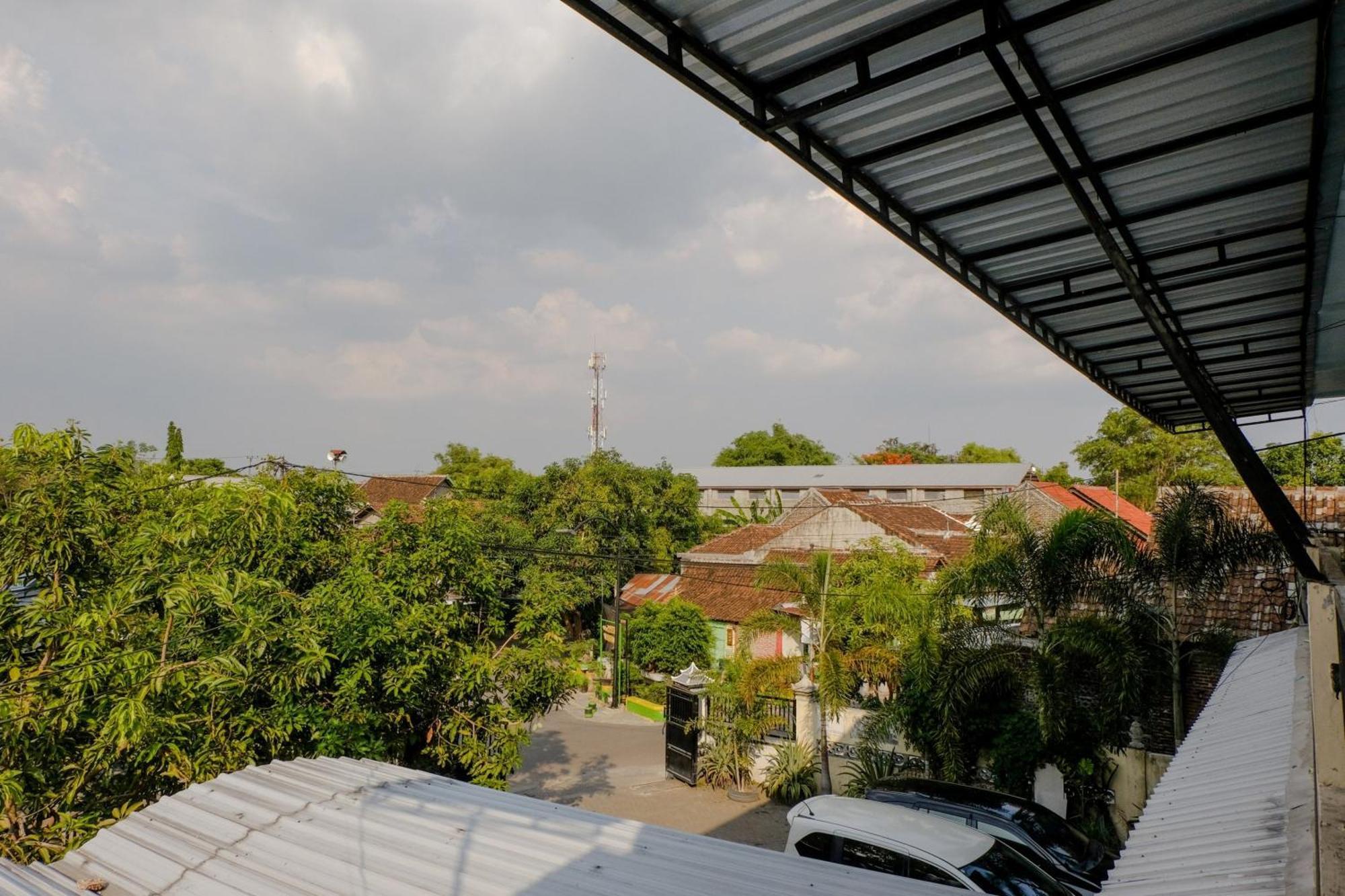 Oyo 1784 Hj. Aniek Residence ماديون المظهر الخارجي الصورة